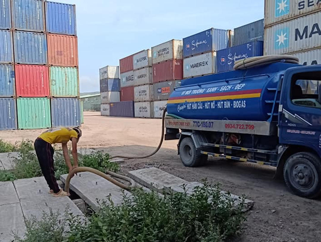 Nhân viên công ty tiến hành khảo sát hầm cầu