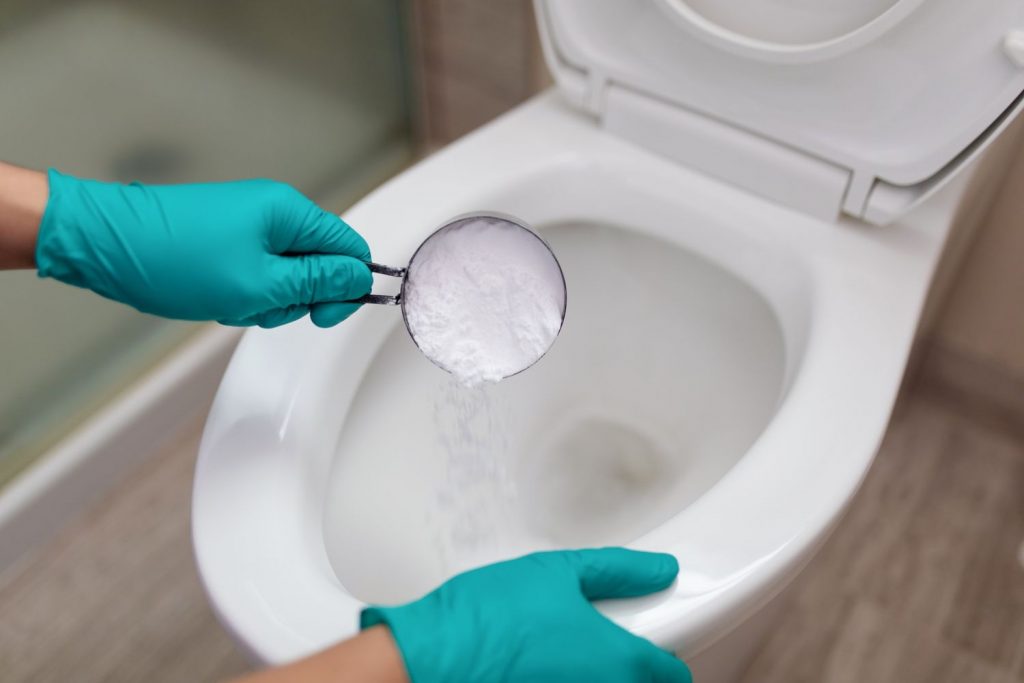 Sai lầm khi dùng hóa chất thông bồn cầu tại nhà
